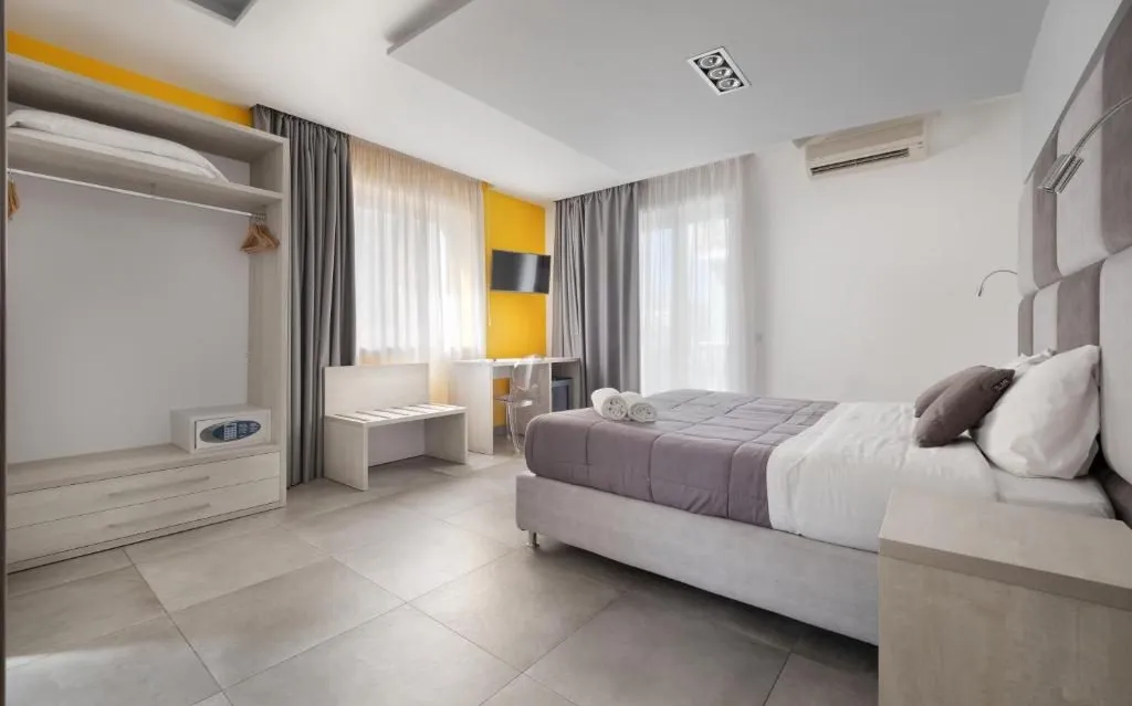 Sorrento Orange Suites-8 9